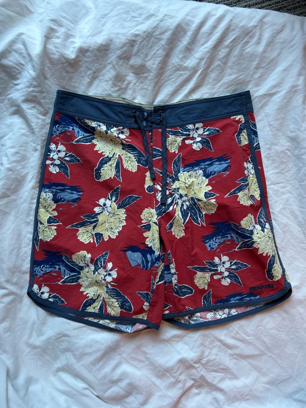 Patagonia Men’s scallop Red wavefarer Floral Board Shorts